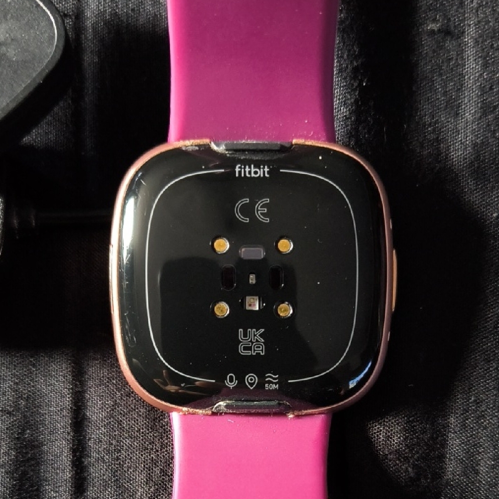 FITBIT VERSA 4 W/ 2 CHARGE CABLES - Picture 6 of 9